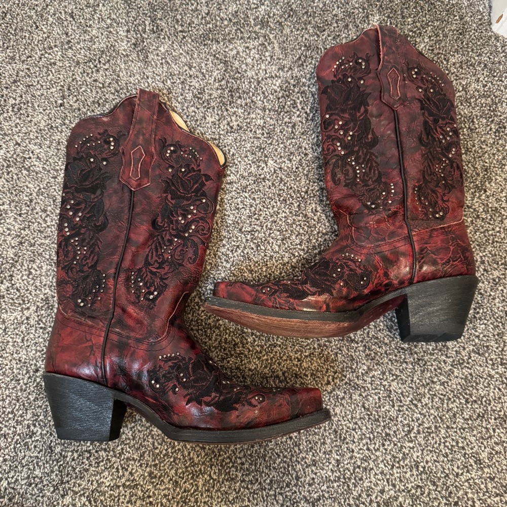 Corral Women’s 6M Red/Black Floral Embroidered Studded Snip Toe Western Boots - Picture 4 of 10